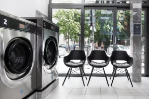 Waschsalon Karlsruhe Oststadt Wartebereich Wash&Go Sitzmöglichkeiten