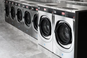 Reihe moderner Waschmaschinen im Wash&Go SB Waschsalon Karlsruhe Weststadt